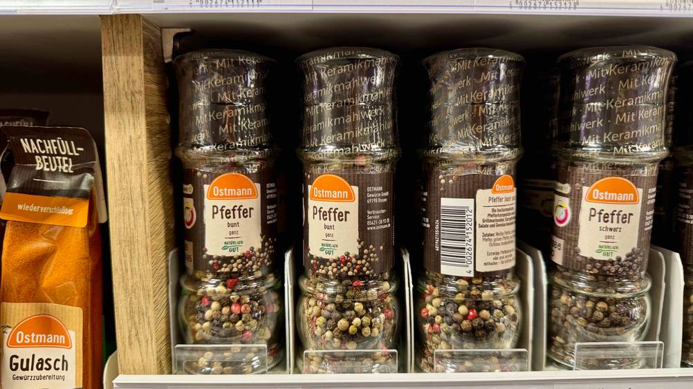 Mehrere Mühlen des getesteten bunten Pfeffers in einem Verkaufsregal.