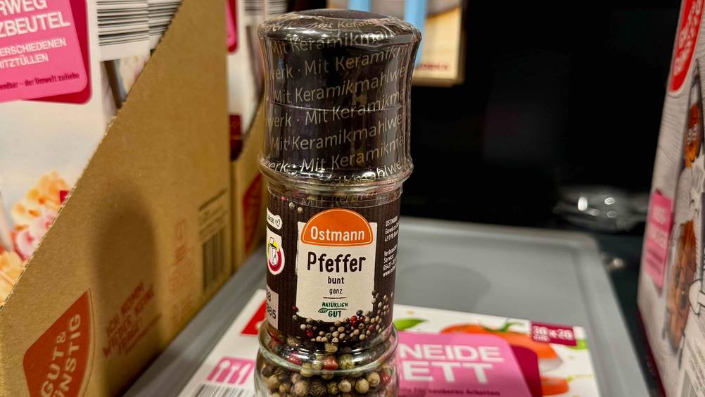 Bunter Pfeffer im Test: Nahaufnahme der Informationen auf dem Glas.