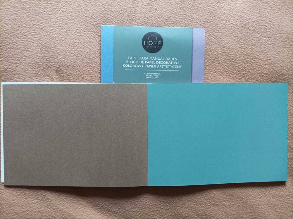 Buntes Papier getestet: Auf einem Block liegt ein aufgeschlagener Block bei einer blauen Seite.