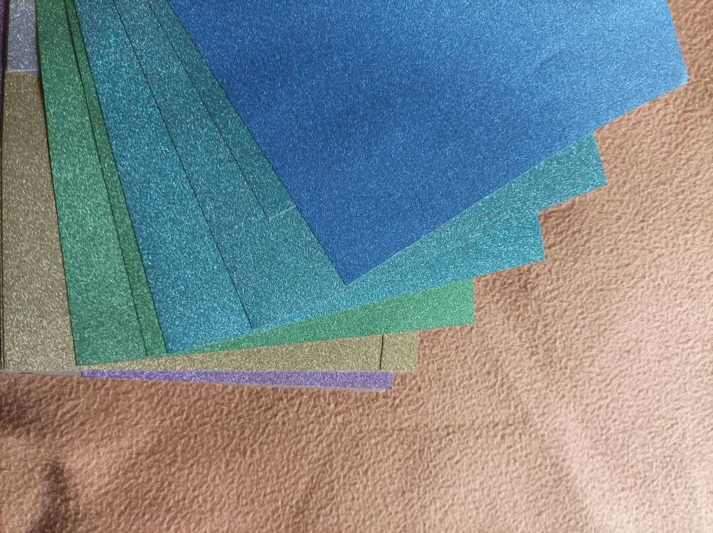Buntes Papier-Test: Nahaufnahme des bunten Glitterpapiers.