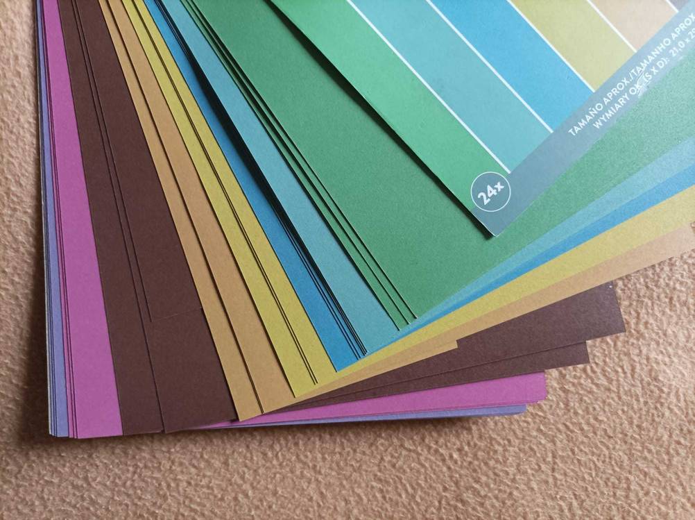 Buntes Papier getestet: Nahaufnahme der aufgefächerten Seiten.