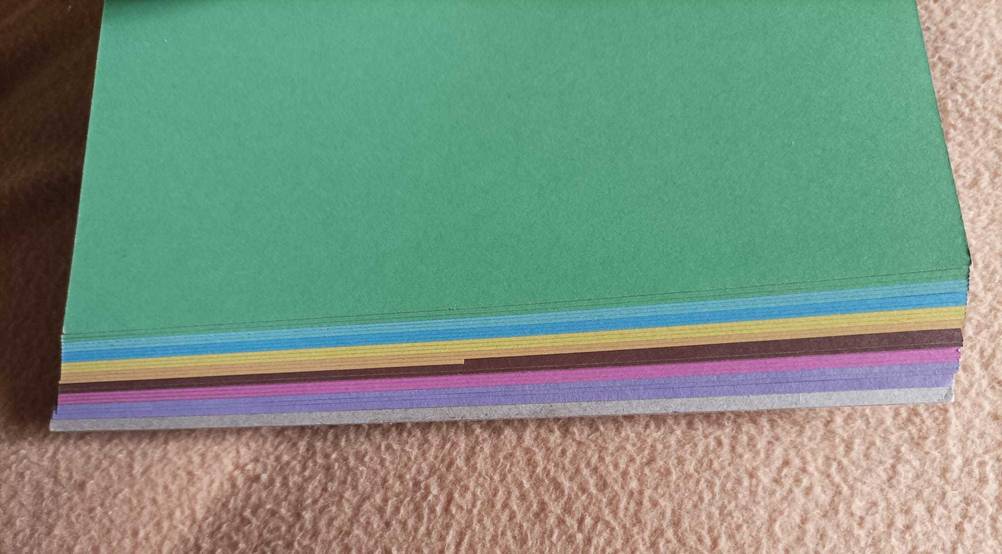 Buntes Papier im Test: Nahaufnahme der Seiten übereinander.