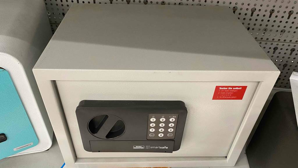 Auf dem getesteten Möbeltresor Burg-Wächter Smartsafe 20E befindet sich ein roter Aufkleber.
