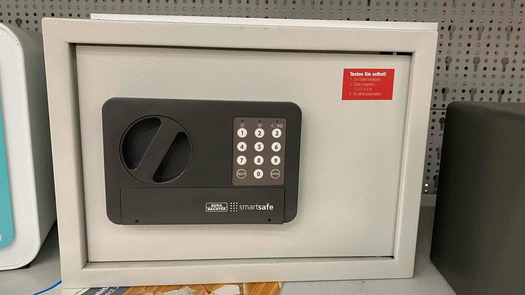 Möbeltresor Burg-Wächter Smartsafe 20E im Test: Tresor steht auf hellem Untergrund.