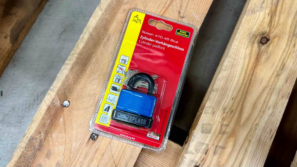 Blick von oben auf ein im Plastikblister verpacktes Burg-Wächter-Vorhängeschloss im Test.