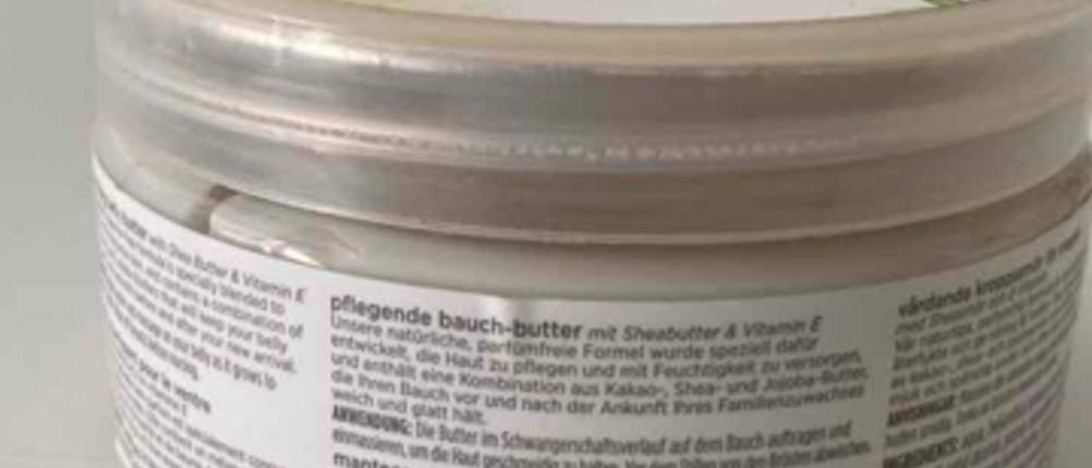 Auf der Seite eines Tiegels getestete Schwangerschaftscreme stehen Informationen zum Produkt.