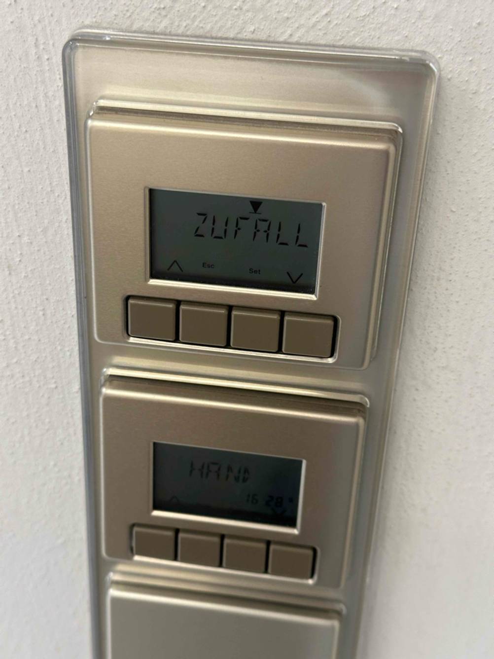 Eine elektrische getestete Rollladen-Zeitschaltuhr mit LCD-Anzeige auf Zufall.