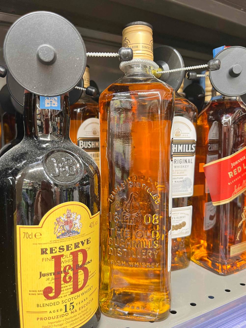 Irischer Whiskey im Test: mehrere Flaschen stehen durcheinander in Verkaufsregal.