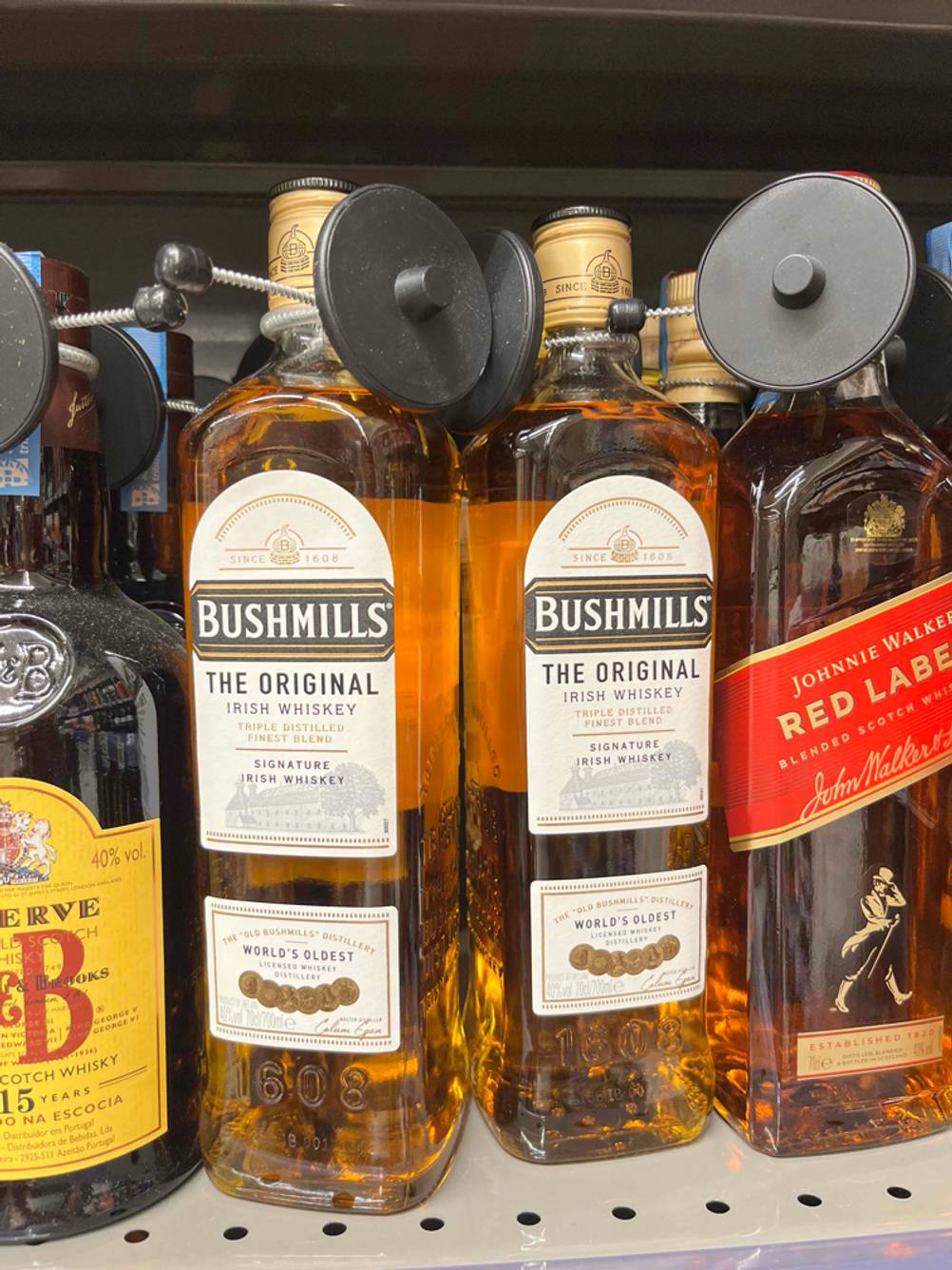 Im Test: mehrere Flaschen irischer Whiskey stehen nebeneinander.