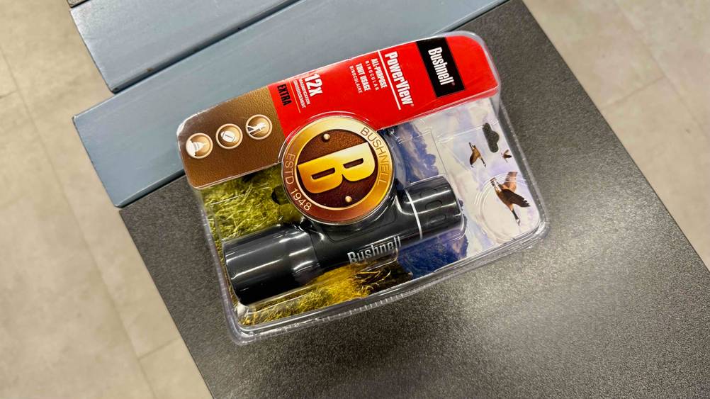 Auf einer Bank liegt das Bushnell-Fernglas im Test.