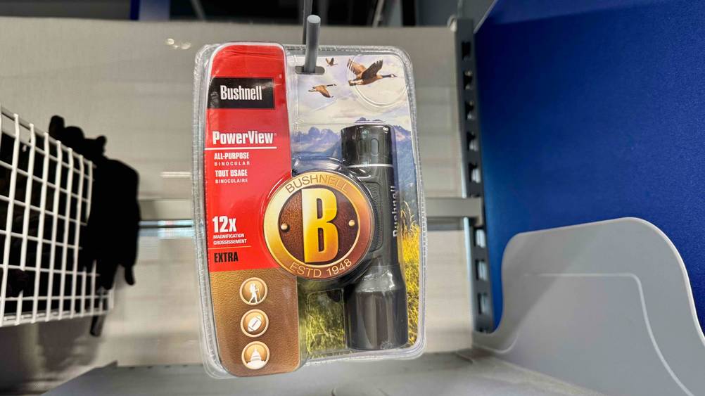 Das transparent verpackte Bushnell-Fernglas im Test hängt in einem Verkaufsregal.