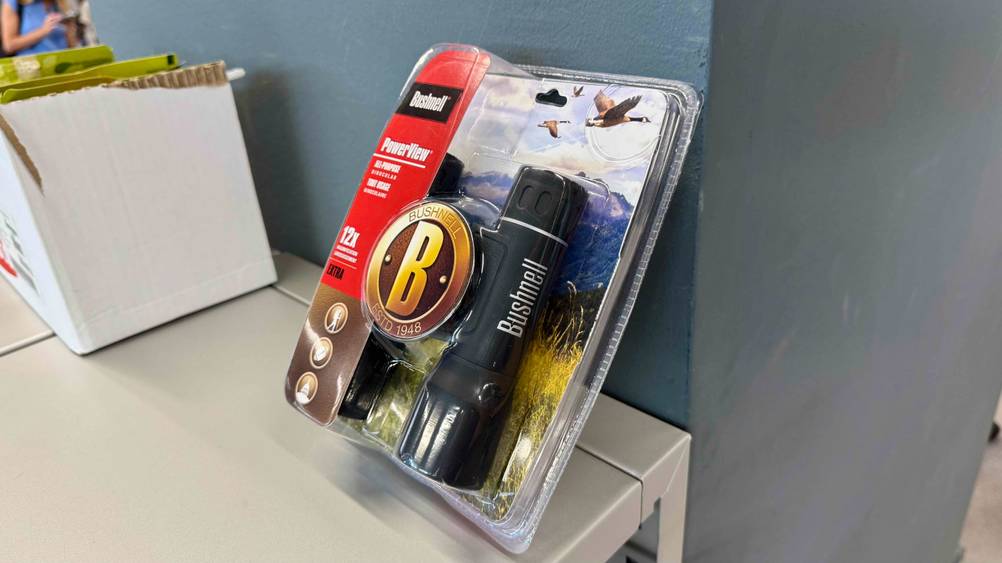Auf einem Regal lehnt das getestete Bushnell-Fernglas an der Wand.