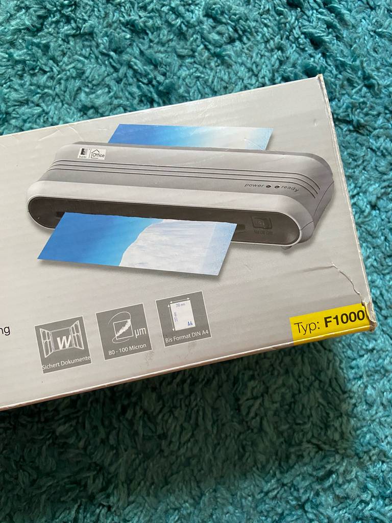 Ansicht der Verpackung inklusive der Produktinformationen des getesteten Laminiergeräts.
