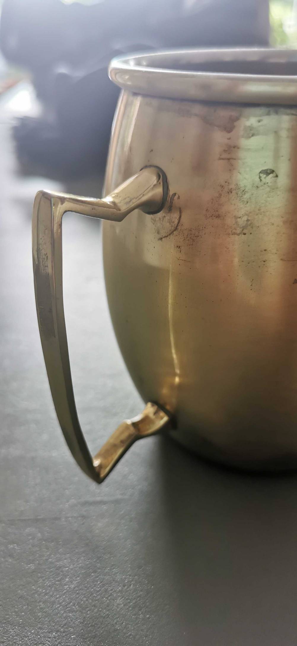 Griff in Nahansicht eines getesteten Moscow Mule Bechers.