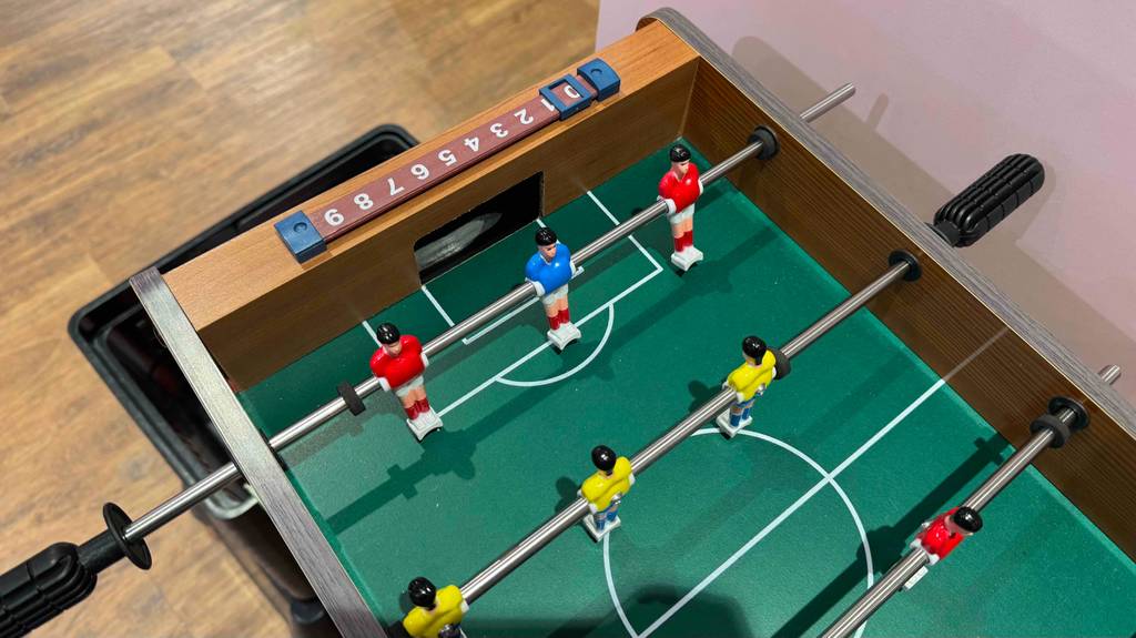 Ansicht von oben auf das Spielfeld eines Kinder-Tischkickers im Test.