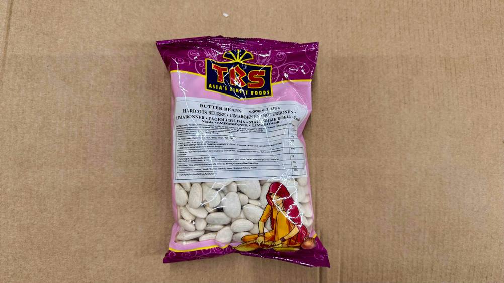 Eine Packung der getesteten Butterbohnen auf einem Karton liegend.