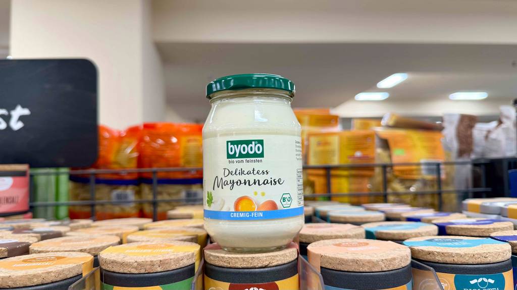 Getestet: Bio-Mayonnaise im 250-ml-Glas steht in einem Verkaufsbereich.