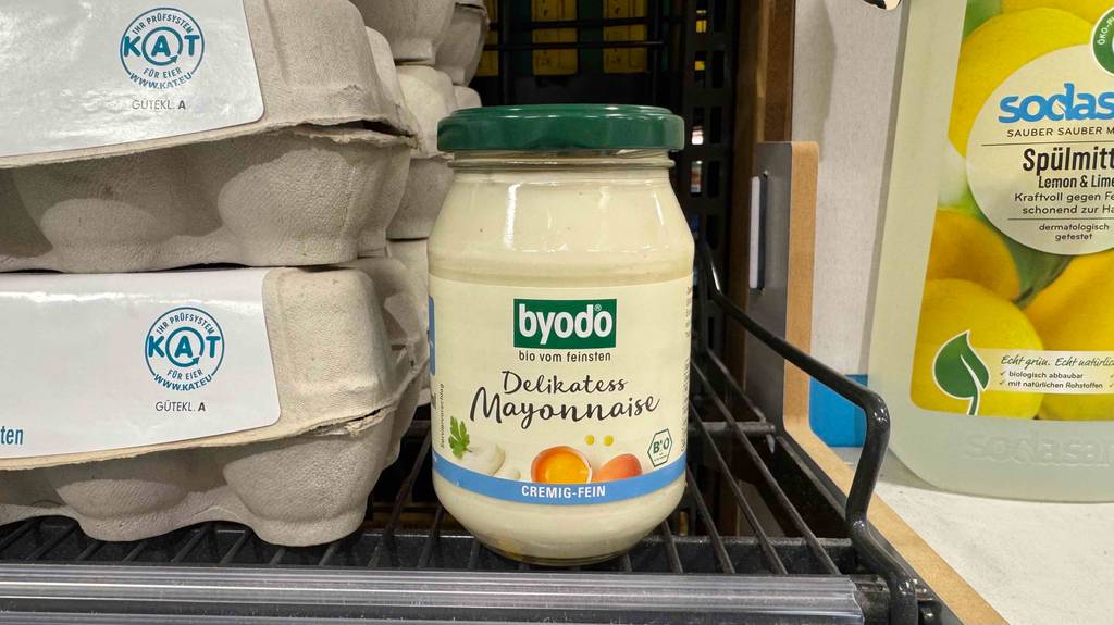 Neben Eiern und weiteren Haushaltsmitteln steht eine getestete Bio-Mayonnaise im 250-ml-Glas.