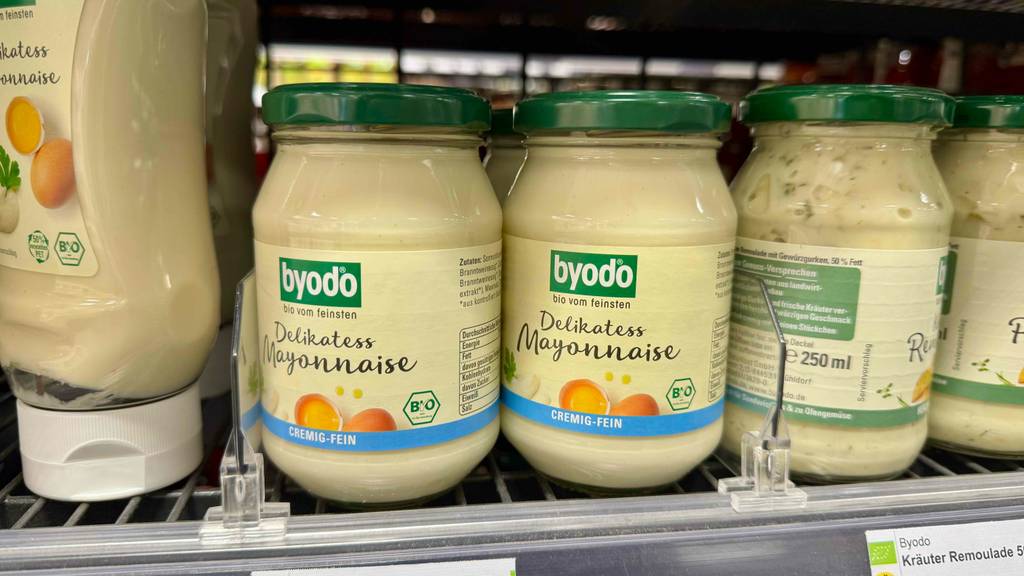 Im Test: Bio-Mayonnaise im 250-ml-Glas steht in einem Verkaufsregal.