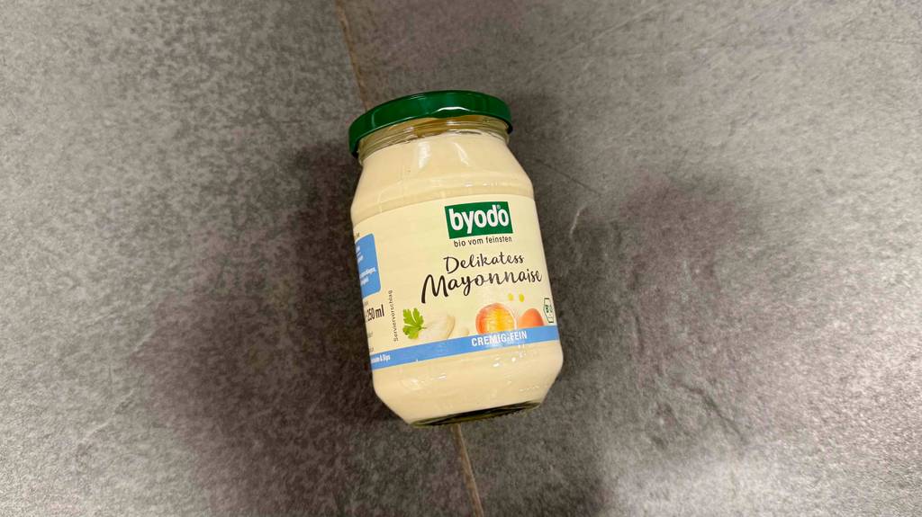 Getestet: Bio-Mayonnaise im 250-ml-Glas liegt auf einer grauen Oberfläche.