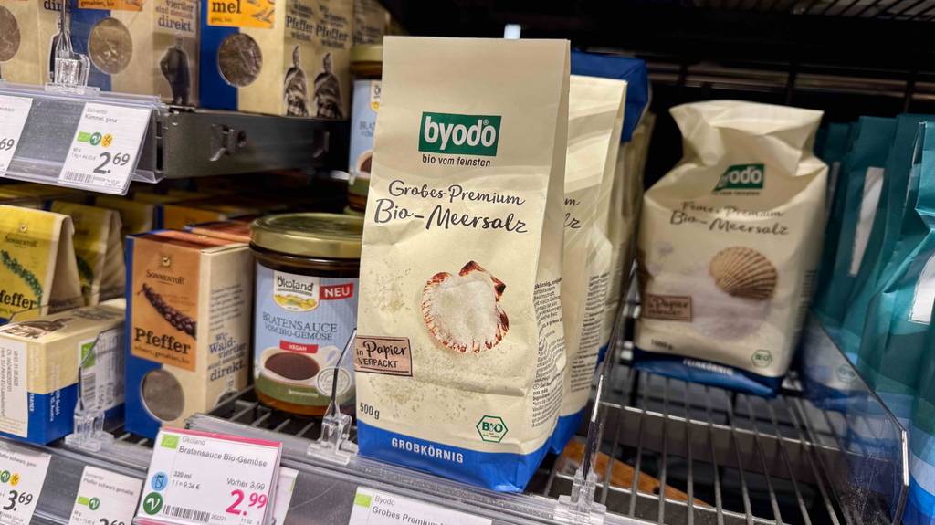 Meersalz grob-Test: Mehrere Packungen stehen hintereinander zwischen anderen Produkten in einem Regal.