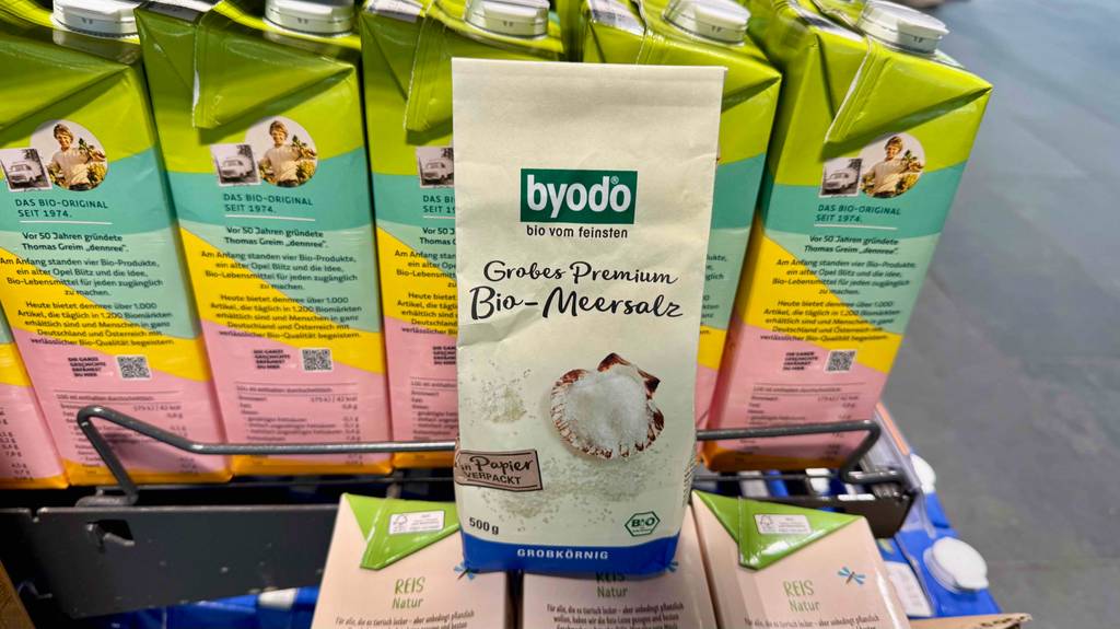 Eine Packung Meersalz grob steht zum testen auf Milch-Tetrapaks.
