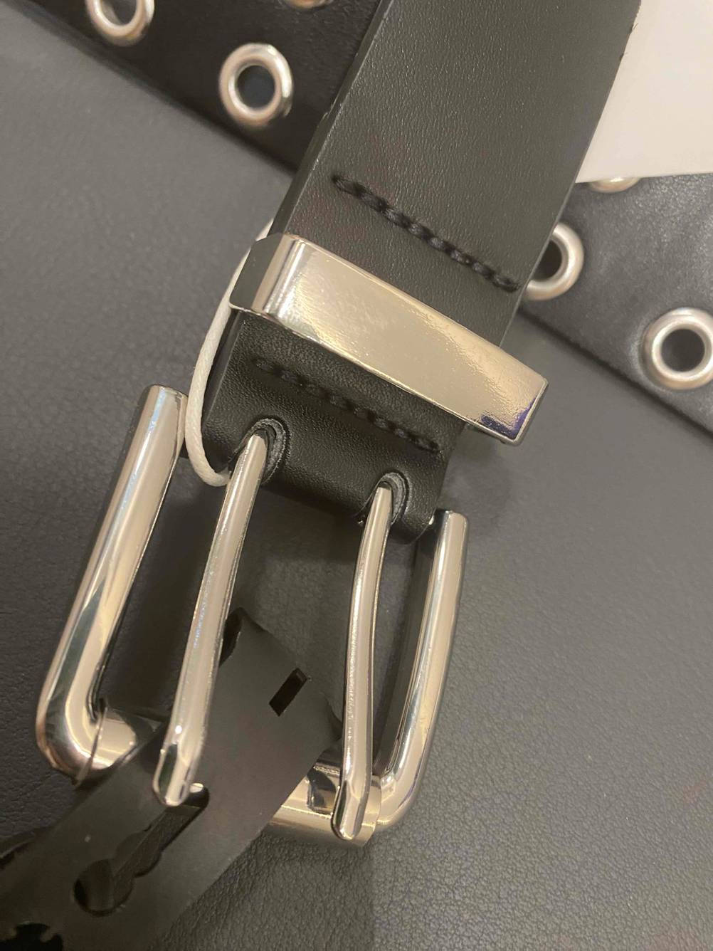 Closeup auf eine Gürtelschnalle.