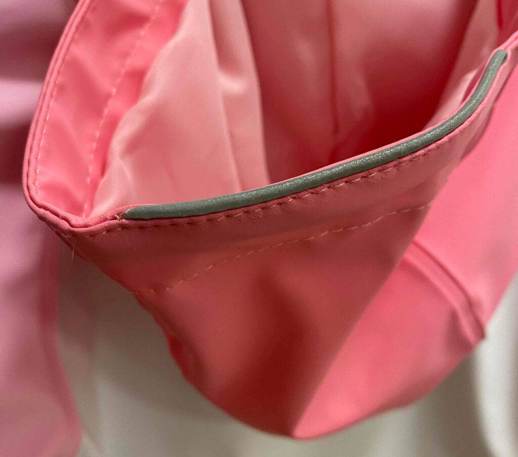 Nahaufnahme der oberen Kapuzenrandverstärkung einer Kinder-Regenjacke im Test.