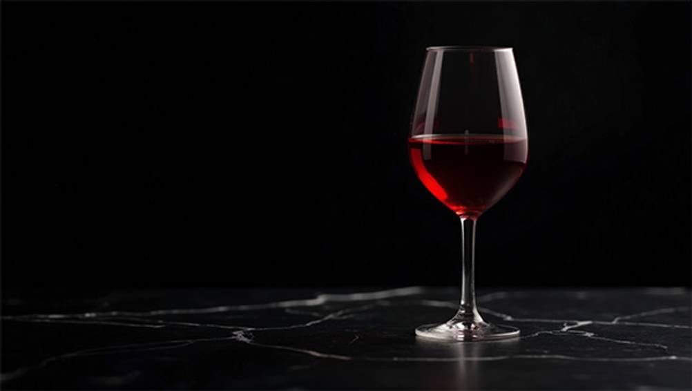 Cabernet-Sauvignon im Test: Ein eingeschenktes Glas auf einem schwarzen Untergrund.
