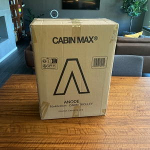 Der Karton des Cabin Max Anode steht auf einem Tisch.