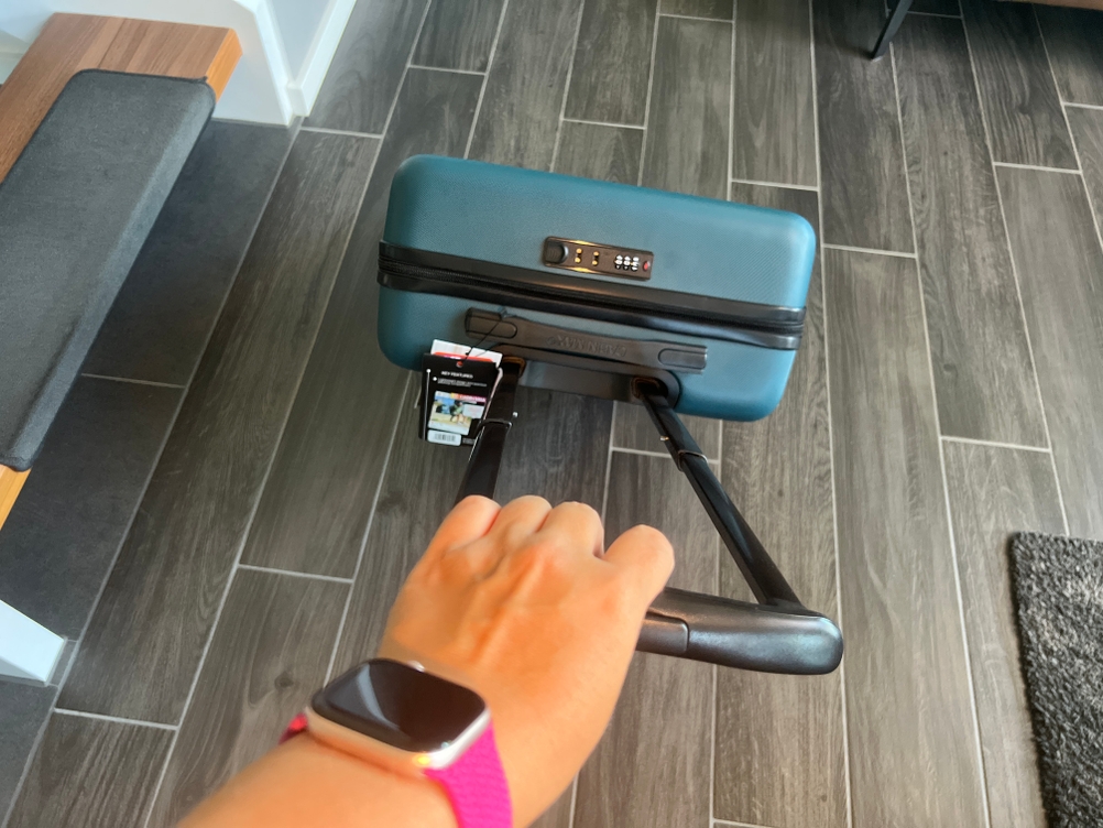 Der Cabin Max Anode wird von einer Hand gezogen.