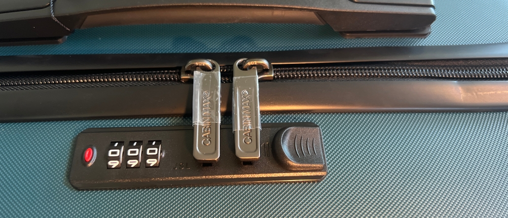 Die Reißverschlüsse sind im Schloss des Cabin Max Anode eingerastet.