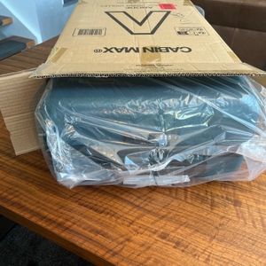 Der Cabin Max Anode halb aus dem Karton gezogen.