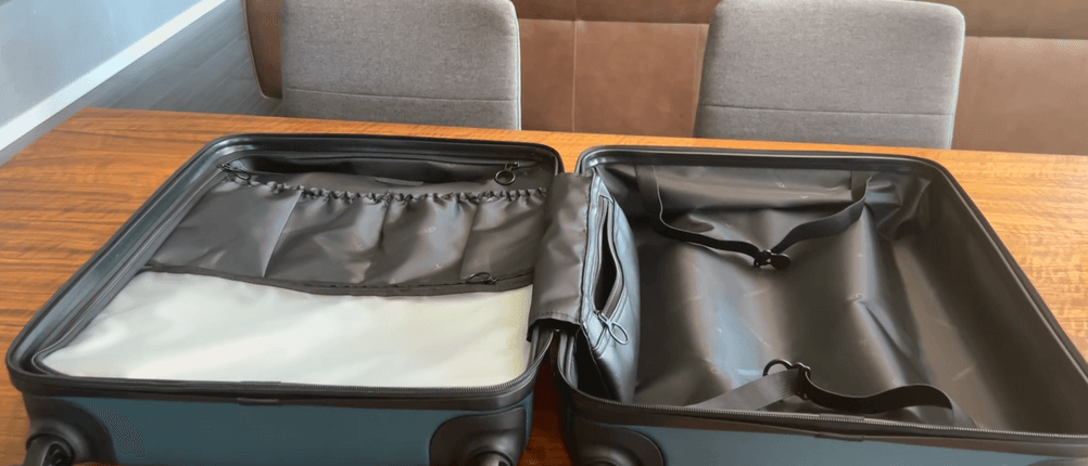 Der Cabin Max Anode liegt aufgeklappt auf einem Tisch.