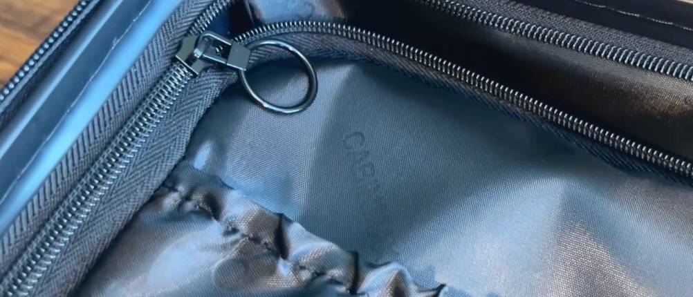 Ein Reißverschluss im Inneren des Cabin Max Anode in Nahaufnahme.