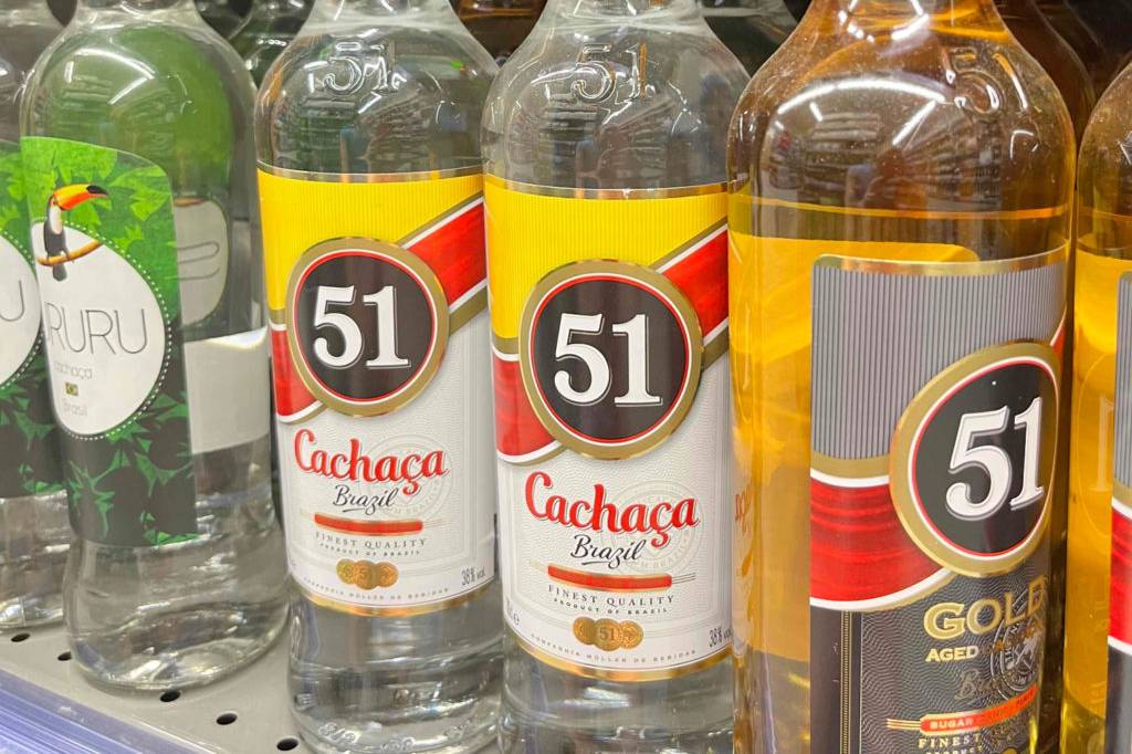 Im Test: mehrere Flaschen Cachaca 51 Brazil in einem Verkaufsregal.