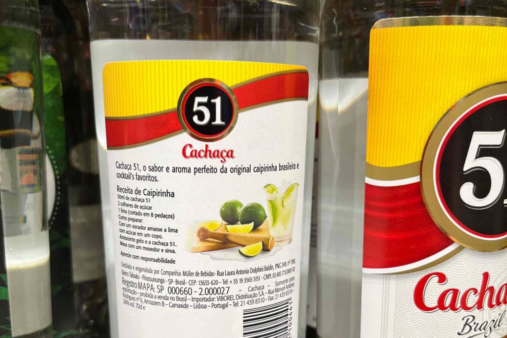 Im Test: zwei Flaschen Cachaca 51 Brazil, eine mit Ansicht der Rückseite mit Rezept für Caipirinha.