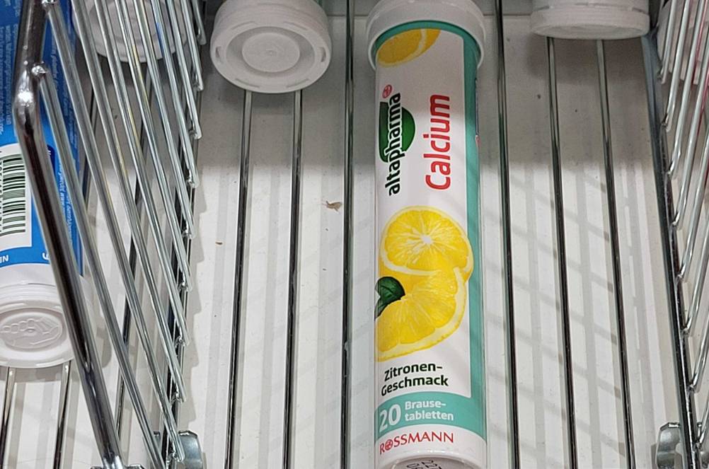 Getestete Calcium-Brausetabletten befinden sich in einem Geschäftsregal.