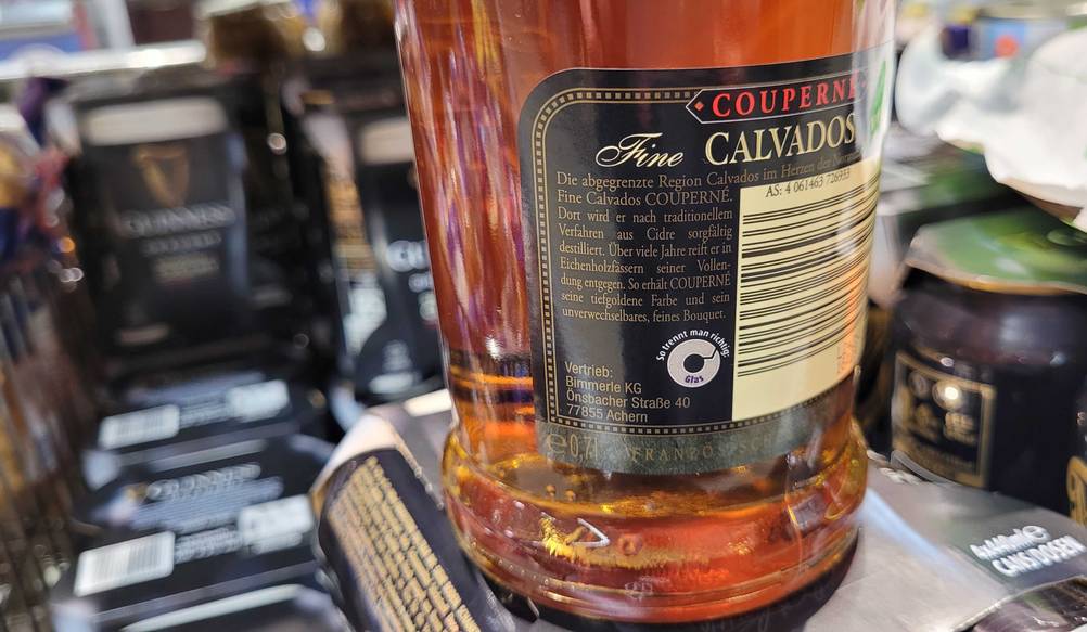 Calvados im Test: Nahaufnahme des Labels auf der Rückseite der Flasche.