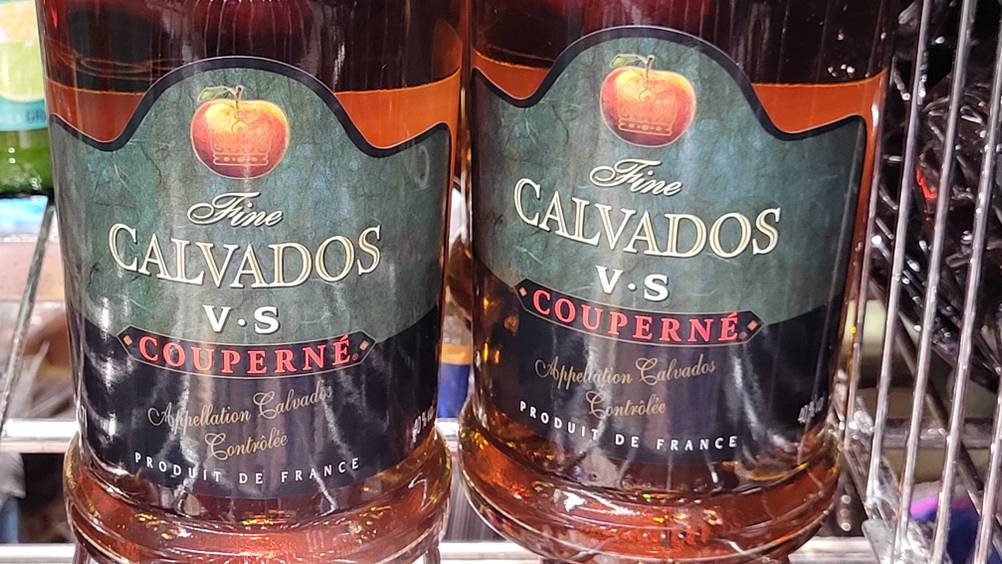 Calvados-Test: Nahaufnahme des Labels auf den Flaschen.
