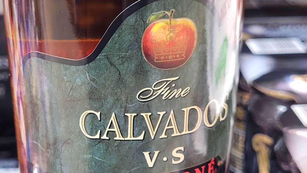 Calvados im Test: Nahaufnahme des Logos auf der Flasche.