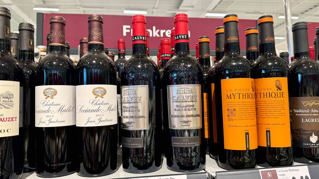 Bordeaux-Wein im Test: Mehrere Flaschen stehen zwischen anderen Sorten in einem Regal.
