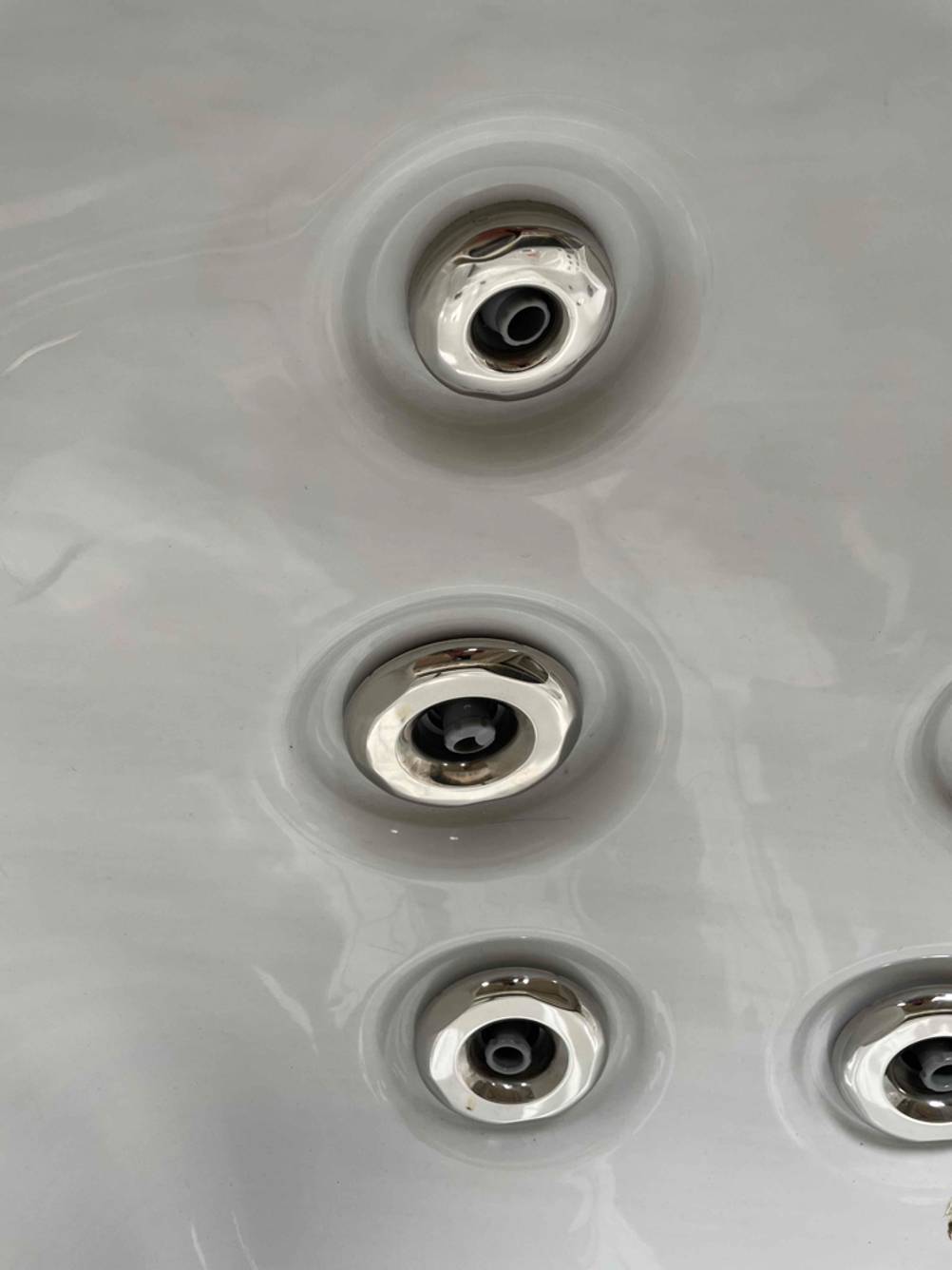 Im Test: Detailaufnahme der Düsen eines Außenwhirlpools.