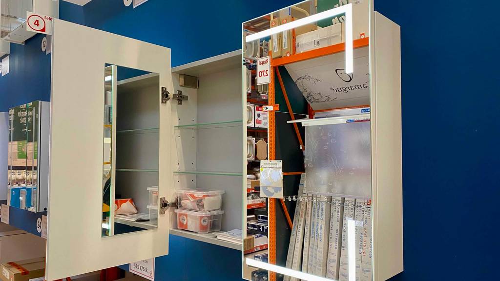 Bad-Spiegelschrank mit Beleuchtung im Test: Eine Schranktür ist geöffnet.