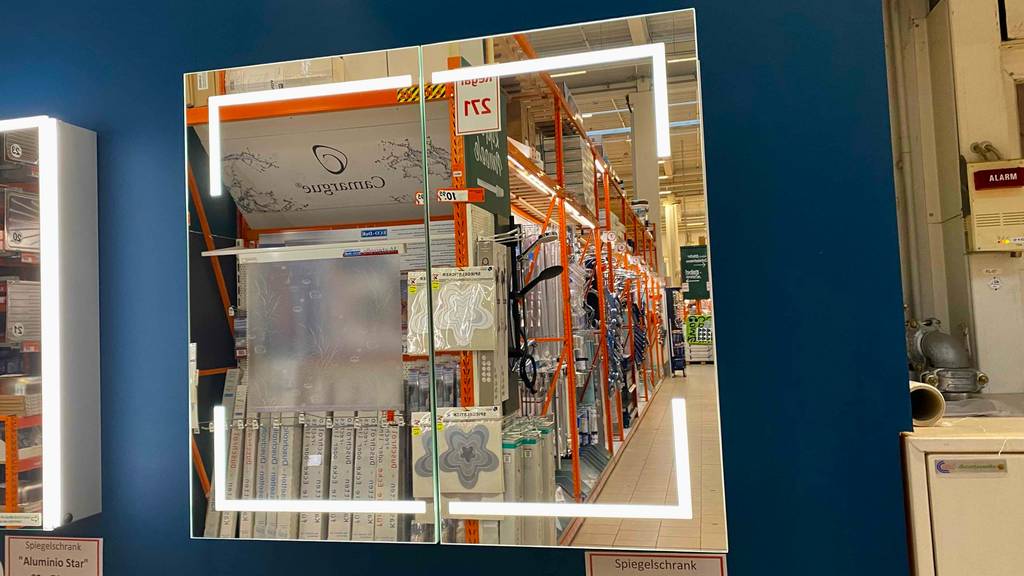 Licht des getesteten Bad-Spiegelschranks mit Beleuchtung ist eingeschaltet.