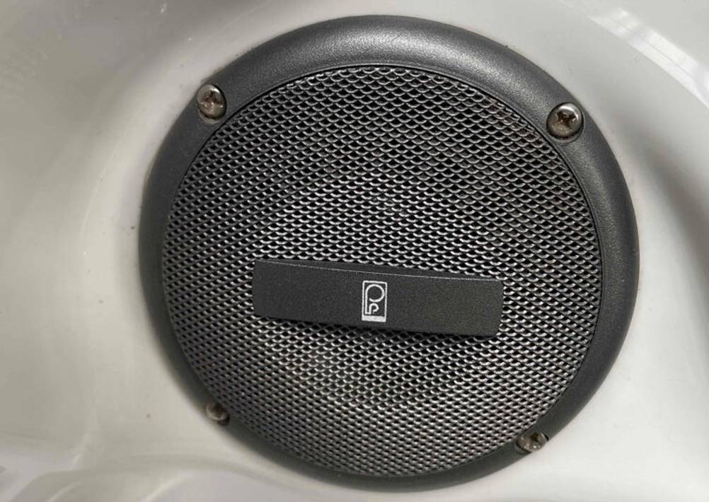 Getestet: ein Außenwhirlpool, mit Fokus auf die Abdeckung eines Lautsprechers.