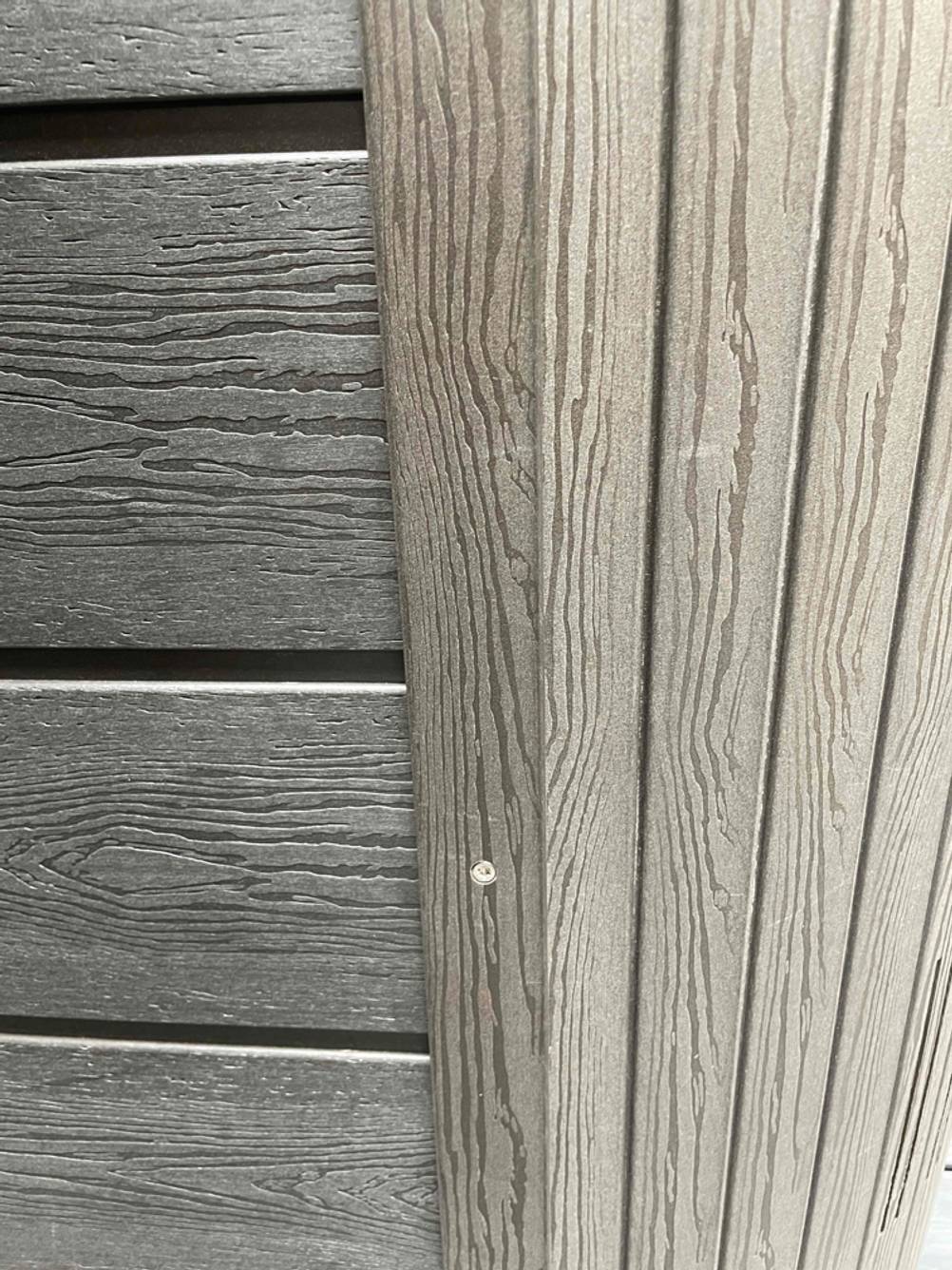 Außenwhirlpool-Test: Detailansicht von außen der grauen Holzverkleidung.