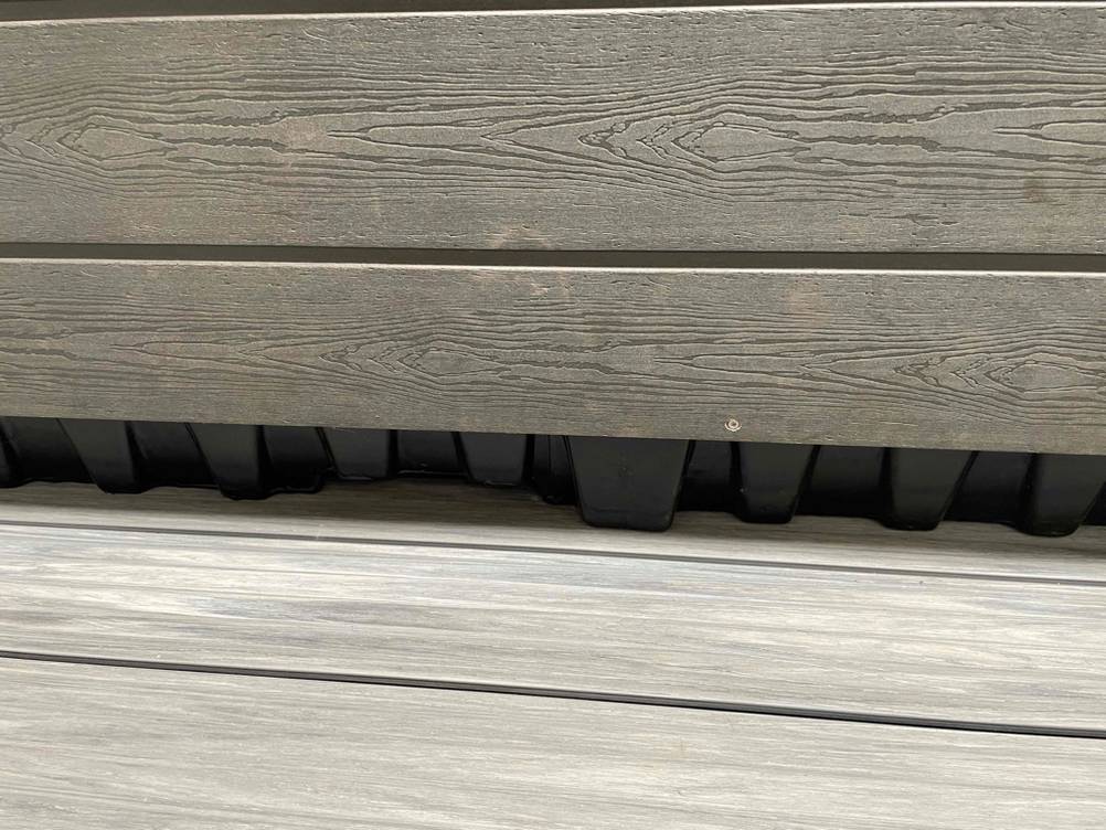 Nahaufnahme der Aussenverkleidung eines getesteten Außenwhirlpools.