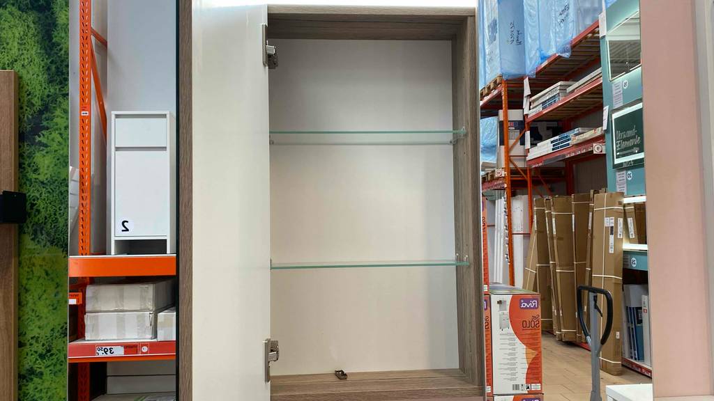 Spiegelschrank im Test: Die Türe einer Seite ist geöffnet mit Blick auf die Glasböden.