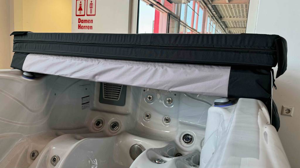 Whirlpool-Badewanne im Test: Ansicht der geöffneten Abdeckung mit Blick in den Fußraum.